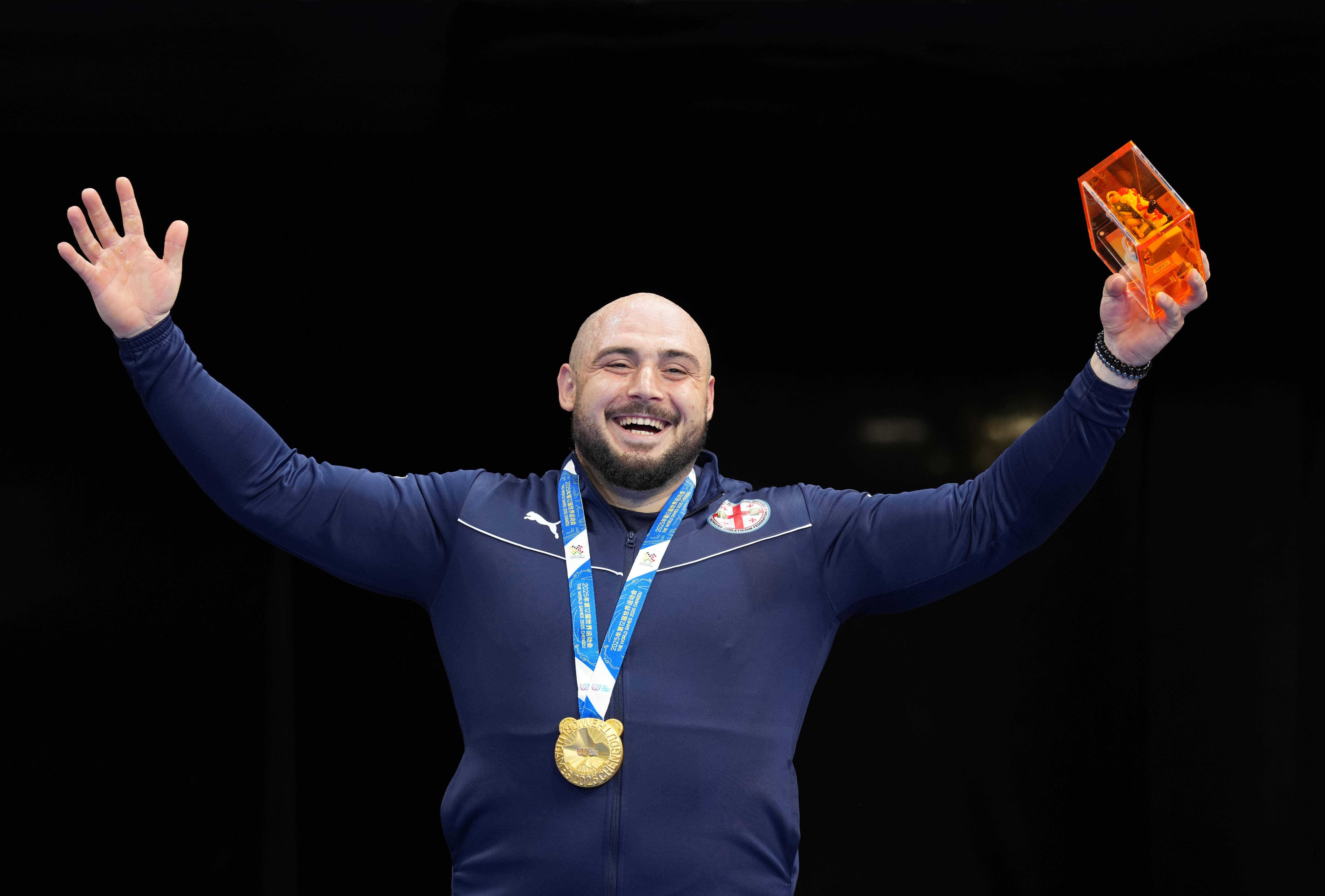 包含哥伦比亚选手再次登上射击比赛领奖台的词条