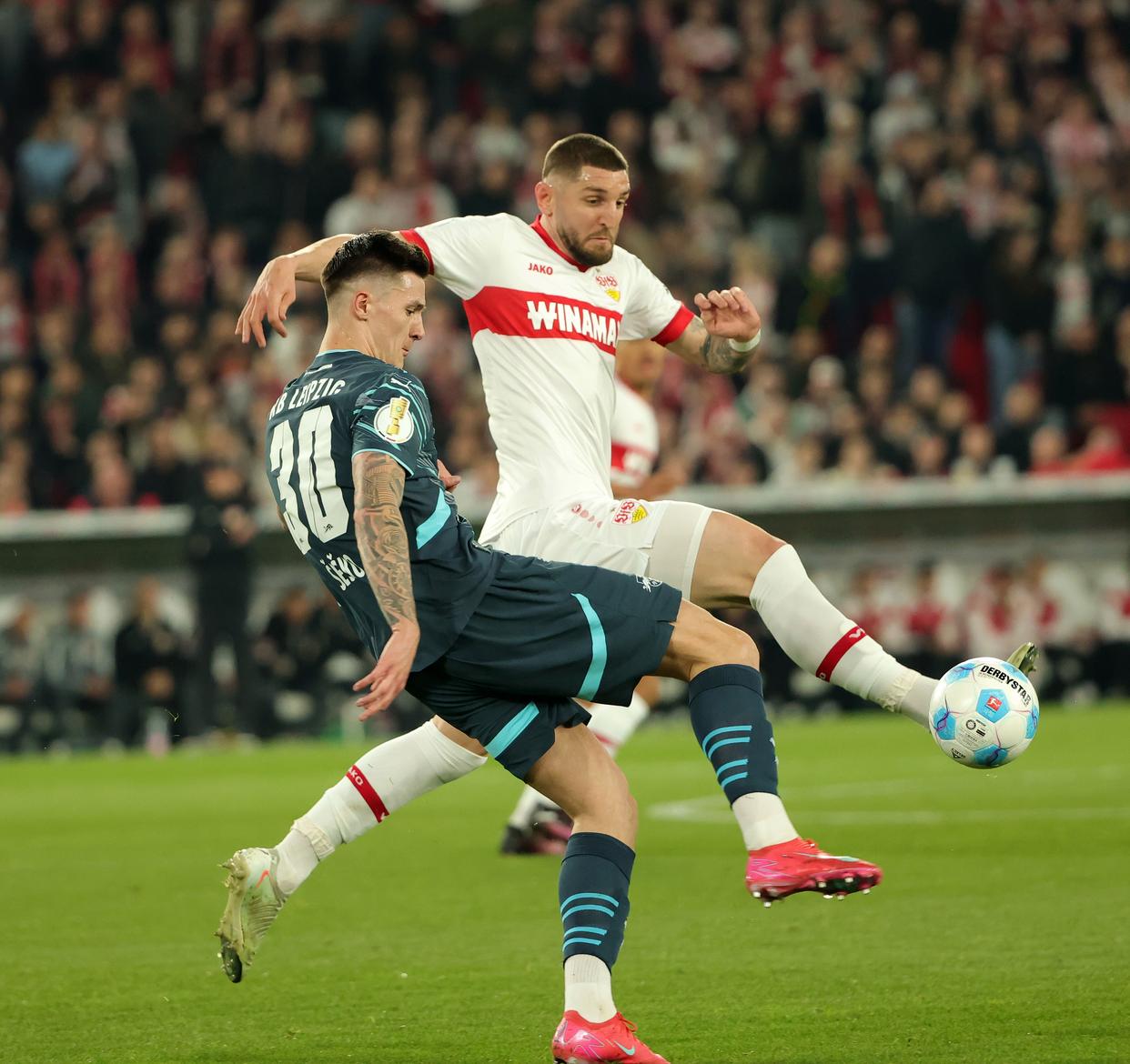 莱比锡赢得胜利,德国足球强队稳坐榜首 莱比锡赢得胜利,德国足球强队稳坐榜首