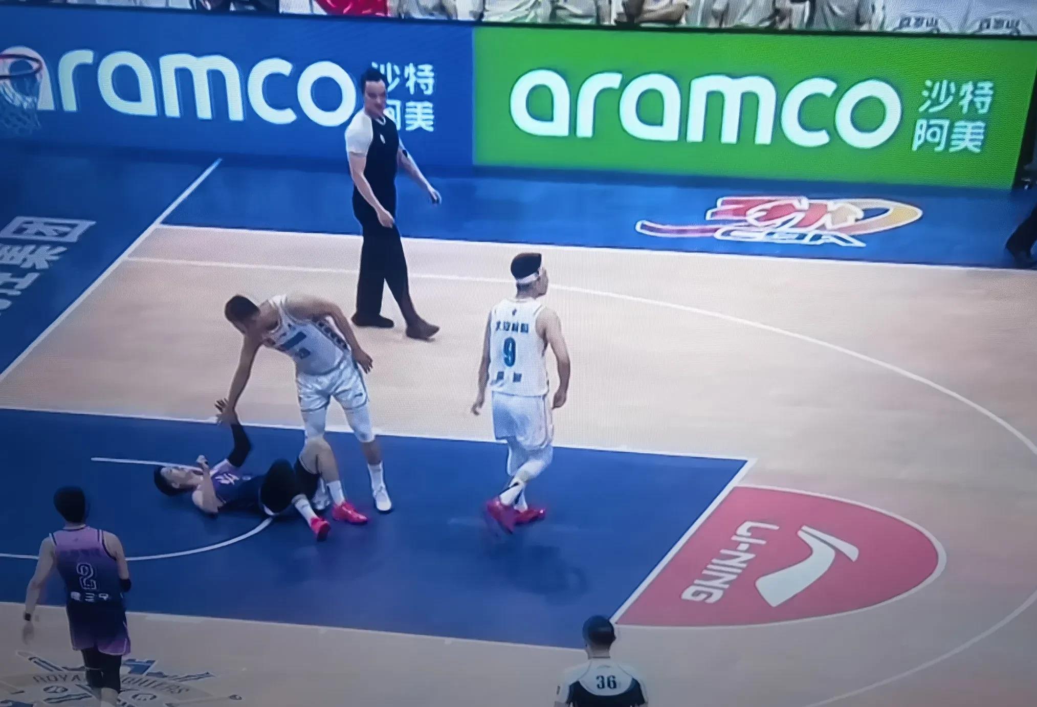 黑龙江男篮遭遇对手夹击,需调整阵容 黑龙江男篮遭遇对手夹击,需调整阵容