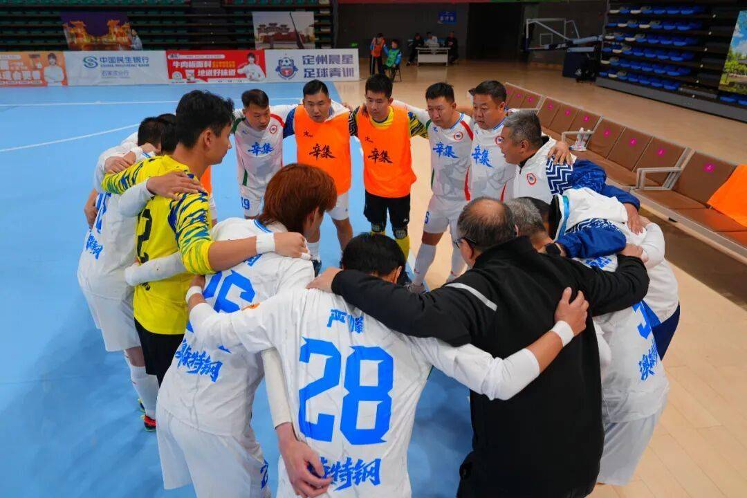 球员们团结协作,冲刺最后胜利 球员们团结协作,冲刺最后胜利