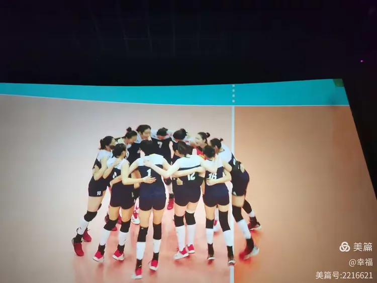 球员们团结协作,冲刺最后胜利 球员们团结协作,冲刺最后胜利