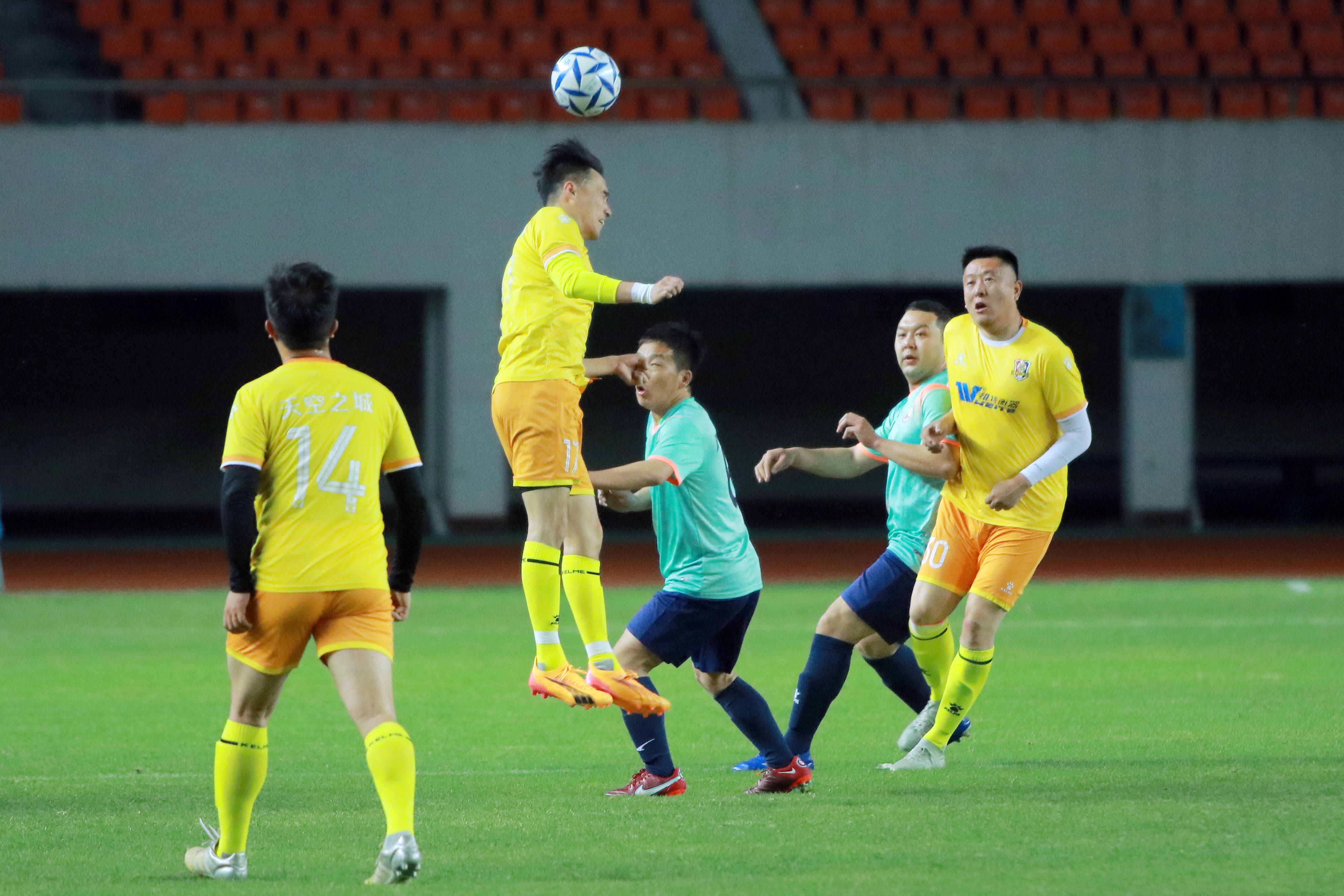 关于中国足球联赛的经典对决再度呈现的信息