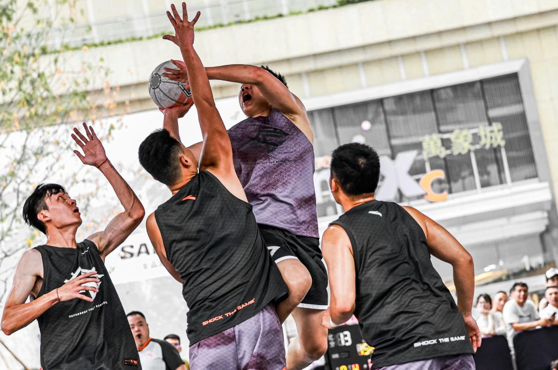 篮球赛场上球员秀出绝妙表现 篮球赛场上球员秀出绝妙表现