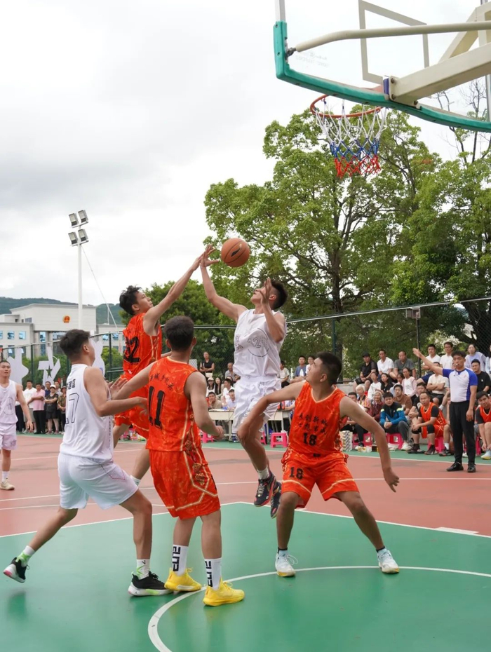 篮球赛场上球员秀出绝妙表现 篮球赛场上球员秀出绝妙表现