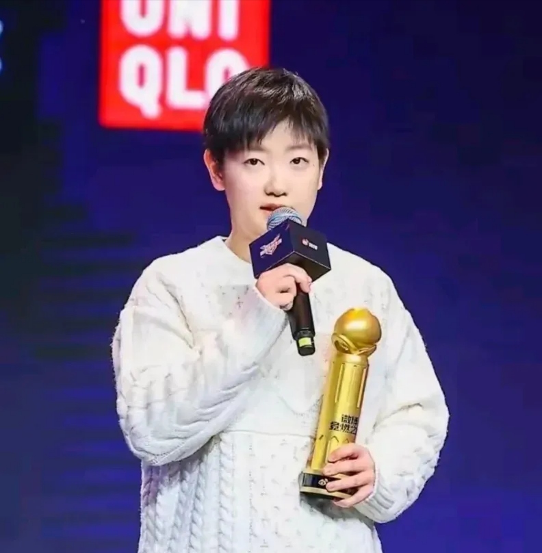 包含运动员风头无两,v再获大奖的词条