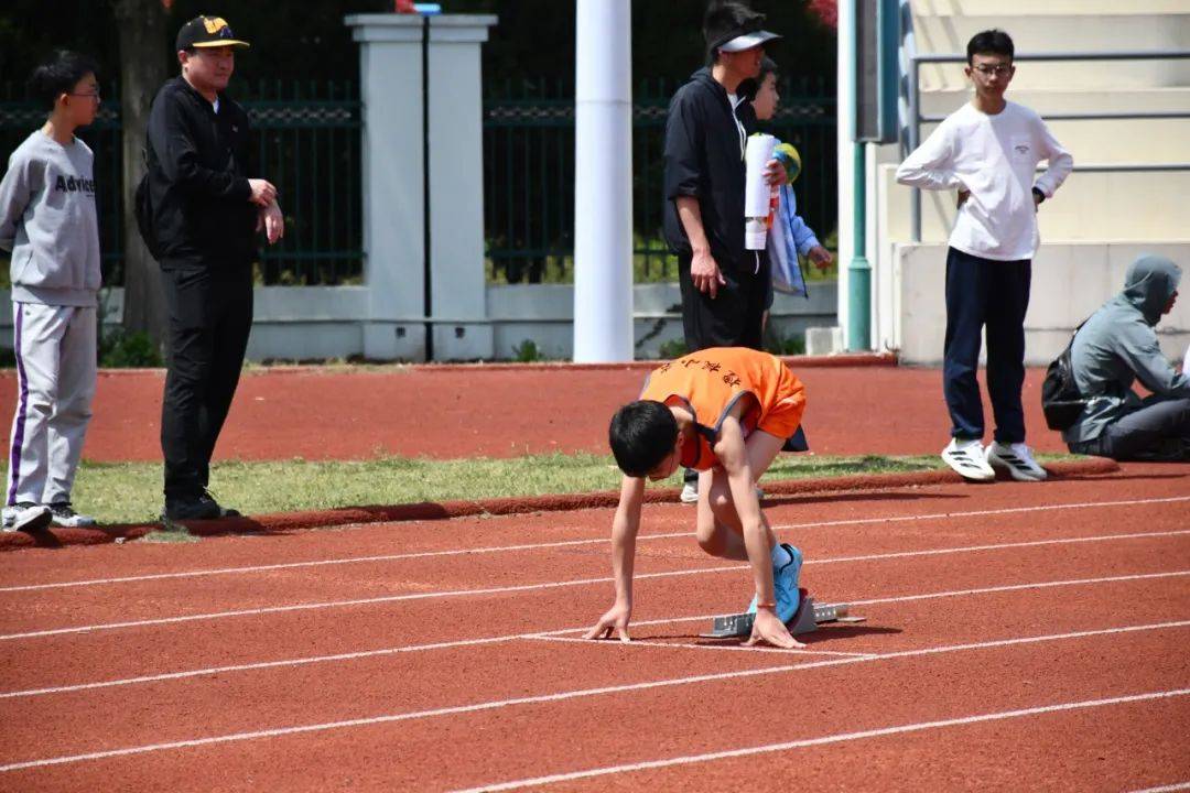 运动员奋勇争先，赛场上散发着璀璨光芒