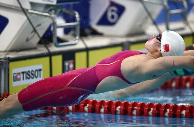 日本游泳运动员夺金牌刷新纪录