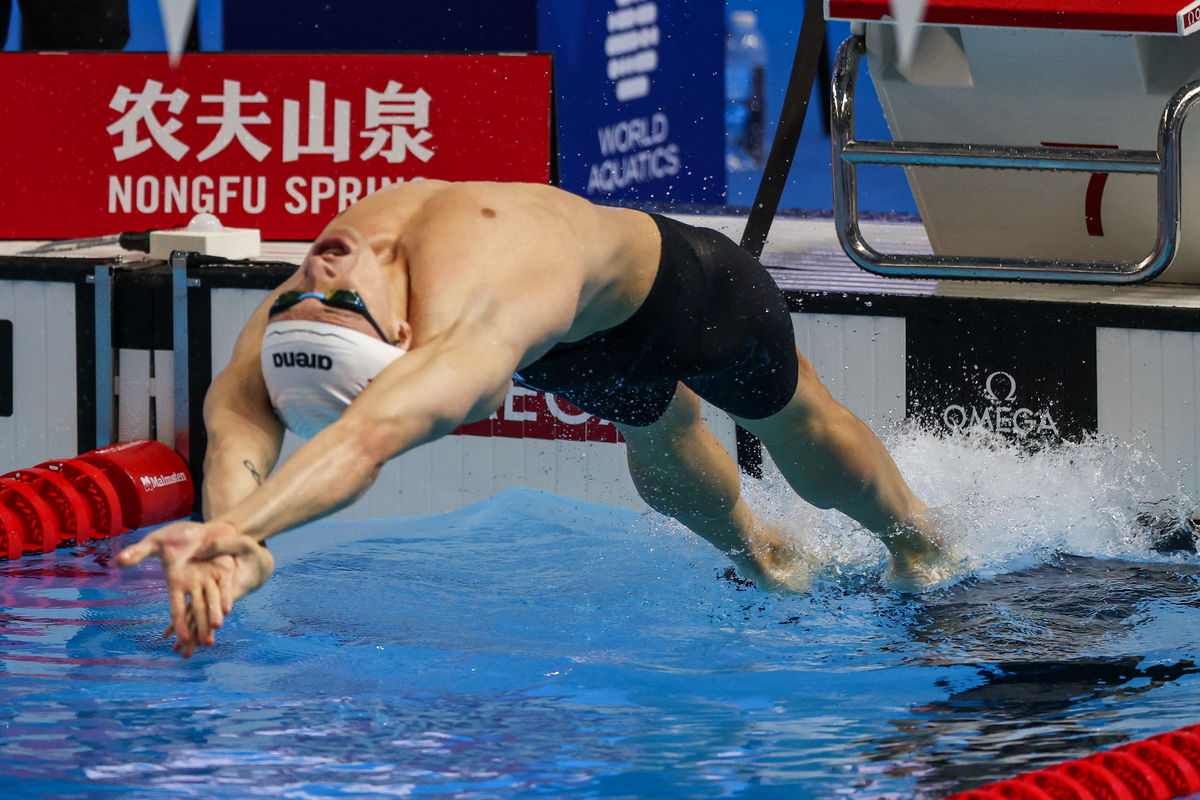 日本游泳运动员夺金牌刷新纪录