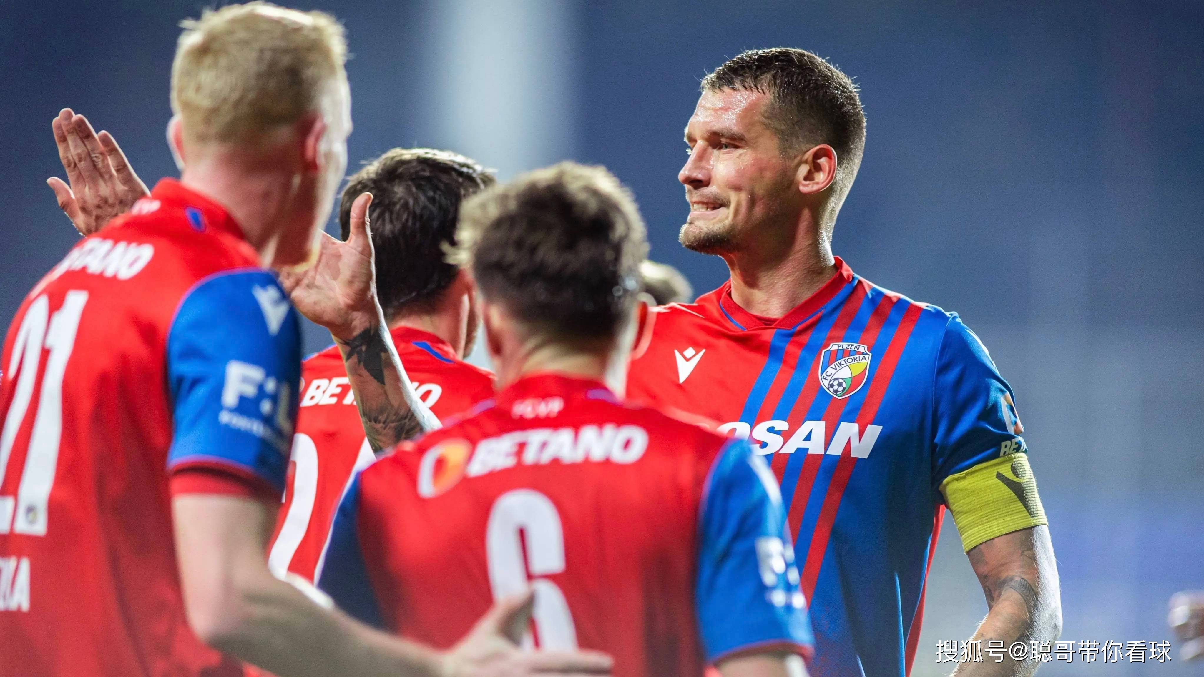 阿贾克斯边锋在比赛中突破对方防线