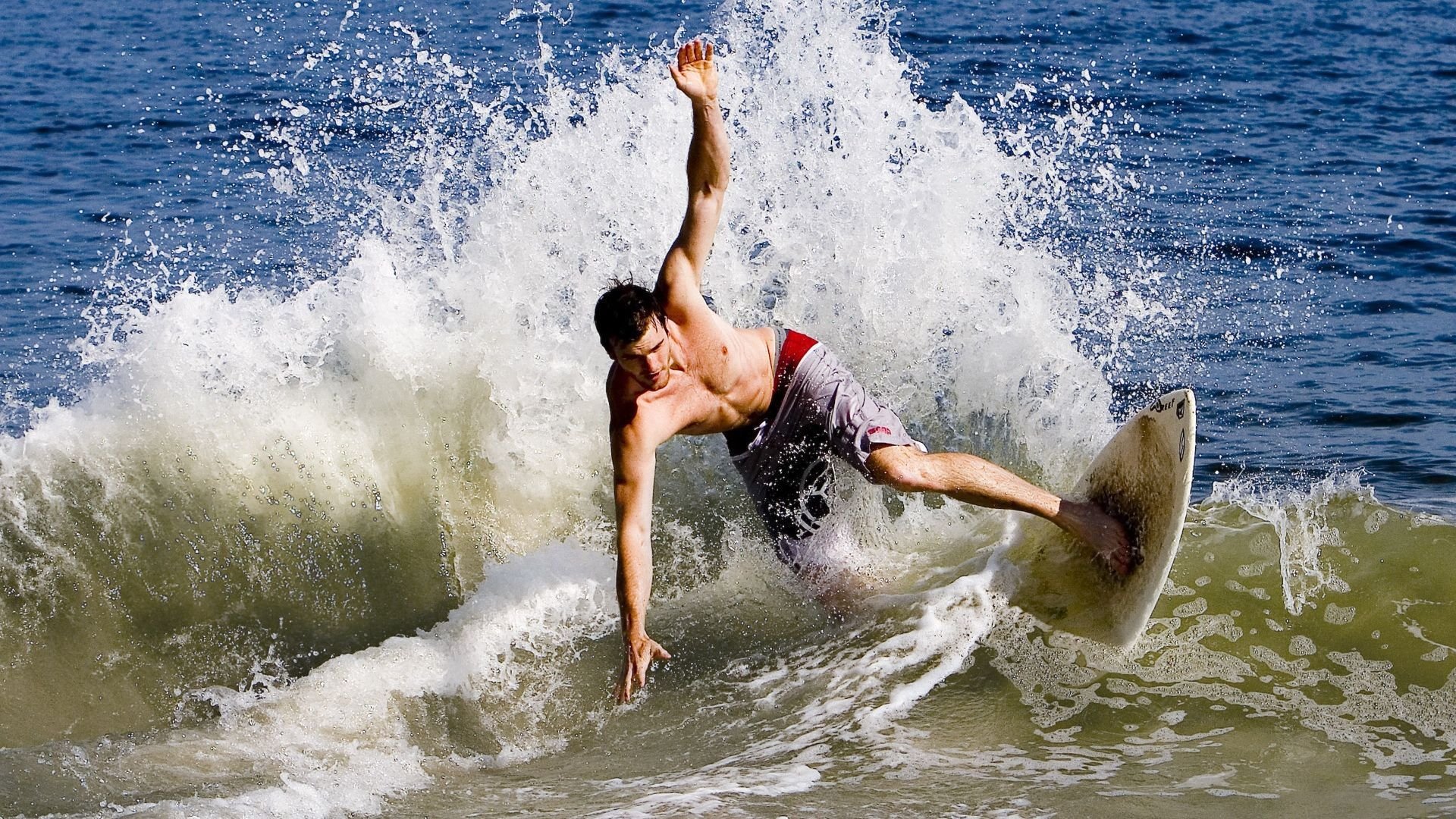 极速与铁壁，F1揭幕战引擎轰鸣，快船防守艺术锁死马刺